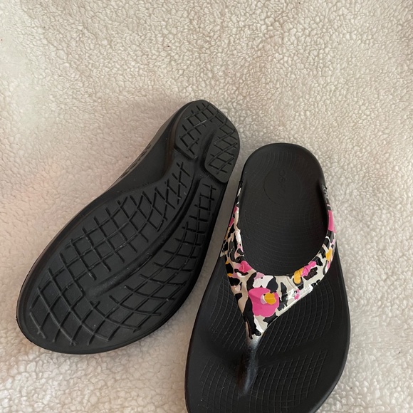 OOFOS OOLALA Limited Edition Multicolored Flip Flop Sandals - Picture 6 of 7